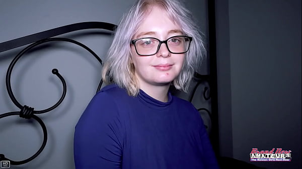 Die platinblonde Studentin Annie Archer gibt einen BJ und lässt sich in ihren nassen Muff ficken!